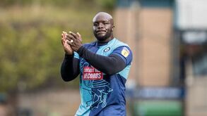Adebayo Akinfenwa denuncia racismo: «Chamaram-me búfalo gordo»