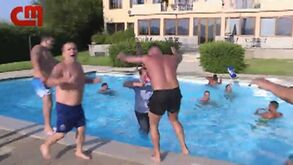 Super Dragões atiram jornalista da CMTV para a piscina