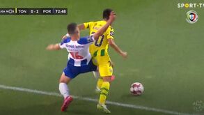 Árbitro foi ao VAR, assinalou penálti contra o FC Porto e Gui Ferreira fez crescer a surpresa