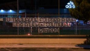 Mais tarjas no Estádio da Luz: «Treinador foi para a rua mas a m... continua»
