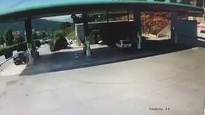 Carro embate violentamente contra bomba de gasolina em Braga: veja as imagens impressionantes