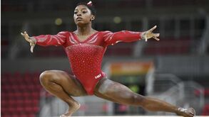 Simone Biles e os abusos de Larry Nassar: «Sabia mas não o queria admitir para mim mesma»