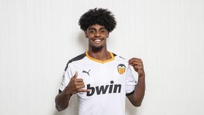 Banco tem estado 'quentinho': Thierry Correia ganha quase um milhão por jogo no Valencia