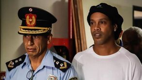 Ronaldinho continua em prisão domiciliária: tribunal do Paraguai rejeita pedido de liberdade 