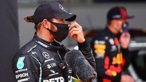 Por ser britânico, Lewis Hamilton é um dos visados por estas regras