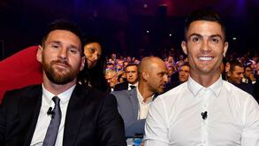 Cristiano Ronaldo ou Leo Messi: quem saiu a 'ganhar' com o período de confinamento?