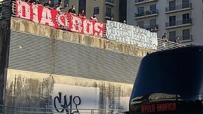 A tarja dos Diabos Vermelhos junto à Luz: «Vêm para jogar ou já foram para os Aliados festejar?»