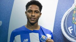 Papalelé a caminho do Saint-Étienne