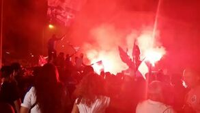 Não há distanciamento físico que resista: a festa dos adeptos do FC Porto junto ao Dragão