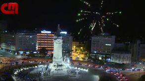 Fogo de artifício no Marquês de Pombal pintado de azul e branco