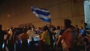 Carros de jogadores do FC Porto engolidos pela multidão
