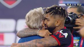 Despedida? Abraço sentido entre Gabigol e Jorge Jesus no final do jogo