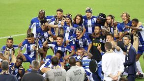 FC Porto recebe troféu de campeão no jogo com o Moreirense