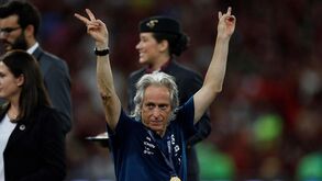 De ‘façam uma estátua’ a ‘treinador invertebrado’: Jorge Jesus é rei nas redes