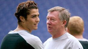 «Podemos levá-lo para casa?»: chamada de Ferguson apressou mudança de Ronaldo para o United