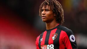 Nathan Aké mais perto do Manchester City