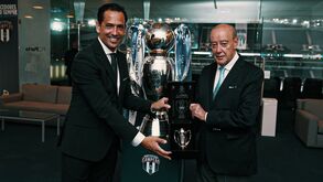 Pinto da Costa recebeu 'mini taça' de campeão das mãos de Pedro Proença