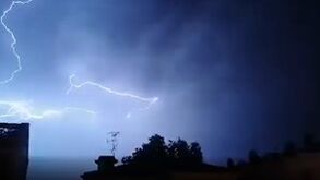 Trovoada forte 'ilumina' noite de verão em Lisboa com chuva a ameaçar: veja as imagens