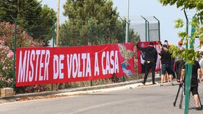 Aparato policial e tarjas de apoio na chegada de Jorge Jesus a Portugal