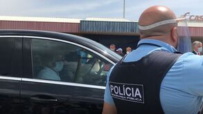 Cordão policial, treinador em silêncio e euforia dos adeptos: a saída de Jorge Jesus do aeródromo