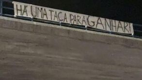 Tarjas na A1 mostraram descontentamento dos adeptos do Benfica