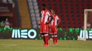 Jogadores do Aves ignoram o jogo por um minuto em protesto pela situação atual