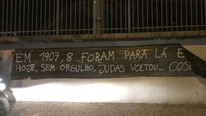 «Hoje, sem orgulho, Judas voltou...»: adeptos do Benfica mostram tarja contra o regresso de Jorge Jesus