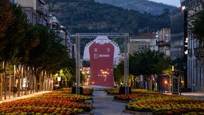 Outdoors, autocarros, ruas, lojas e cafés: Braga acorda vestida com os novos equipamentos da equipa
