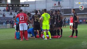 O lance entre Mikel Agu e Fábio Cardoso que deixou o defesa do Santa Clara inanimado