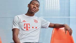 Bayern Munique apresenta camisola alternativa para 2020/21 e 'explica-se'