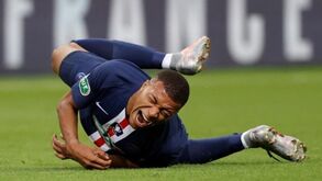 Mbappé sofre entorse no tornozelo e está em risco para a Champions