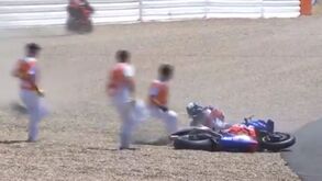 Assim foi a queda de Miguel Oliveira logo na 1.ª curva do GP Andaluzia
