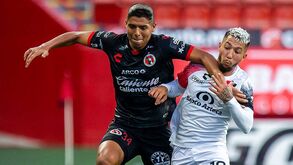 Defesa mexicano 'praxado' com look de Ronaldo... de 2002