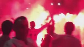 Fogo de artifício, tochas e cânticos: a incrível receção dos adeptos à equipa do Famalicão