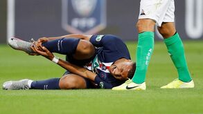 Mbappé pára três semanas com entorse no tornozelo direito