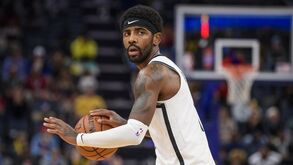 Kyrie Irving doa 1,28M€ para ajudar jogadoras da WNBA que decidiram não competir
