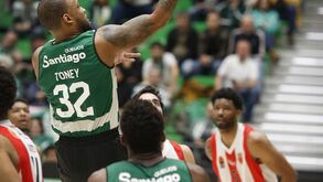 Sporting oficializa a saída de três jogadores