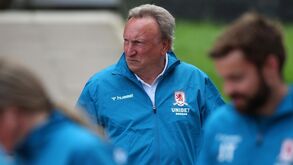 Neil Warnock continua ao leme do Middlesbrough 