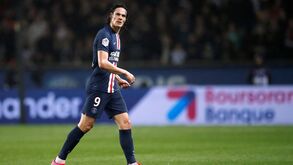 À atenção do Benfica: gigante europeu entra em contacto com Cavani