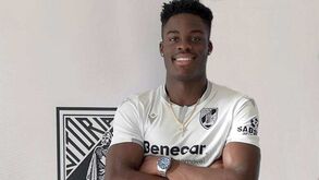 V. Guimarães oficializa chegada de mais um defesa da Bundesliga