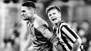 O dia em que Vinnie Jones apertou Gascoigne onde não devia: «Não o deixei sair dali»