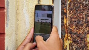 Do telhado à fenda na porta: o que os adeptos do Benfica fizeram para ver o treino