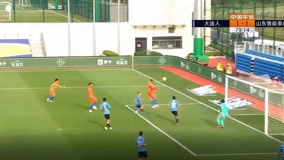 Fellaini de 'cabeça quente' faz um hat-trick em 8 minutos