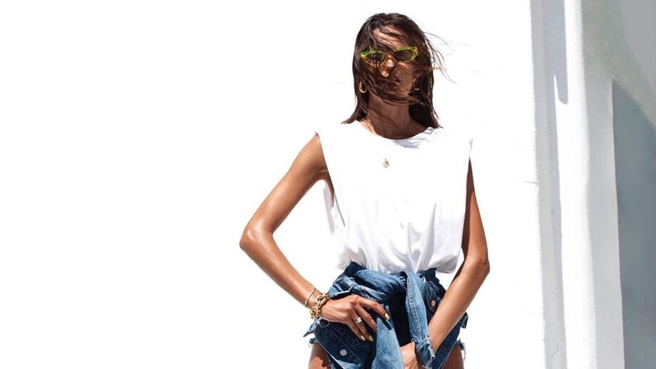 Izabel Goulart sexy a dar cartas na moda