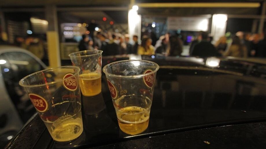 Bares e discotecas podem abrir mas só até às 20 horas e sem pista de dança