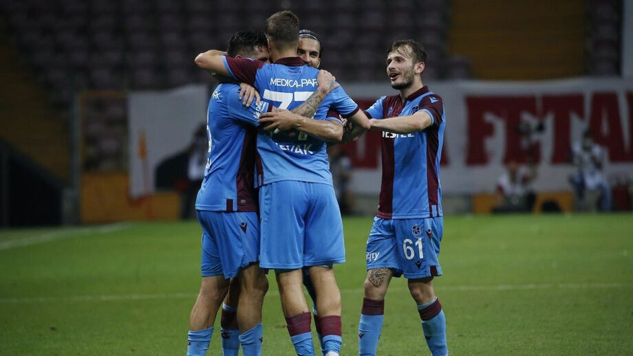 Médio do Galatasaray acabou expulso após este lance