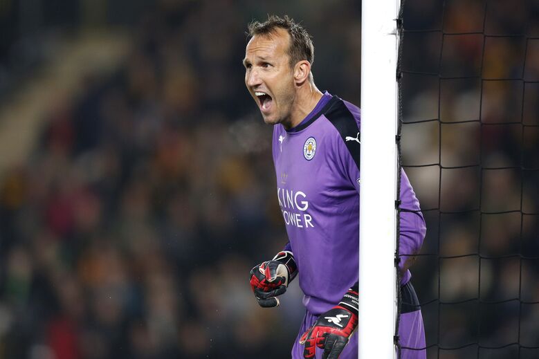 24. Mark Schwarzer - 207 jogos sem sofrer golos.