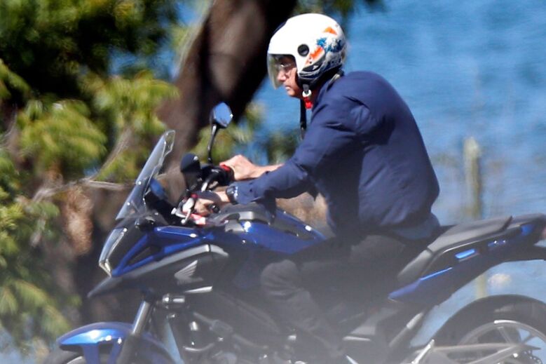 Bolsonaro infetado com coronavírus passeia de moto e fala com funcionários sem máscara