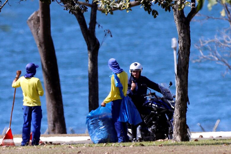 Bolsonaro infetado com coronavírus passeia de moto e fala com funcionários sem máscara