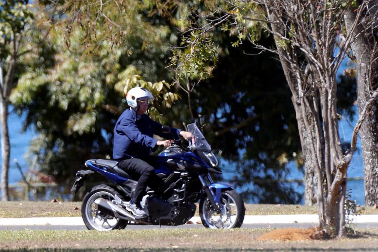 Bolsonaro infetado com coronavírus passeia de moto e fala com funcionários sem máscara